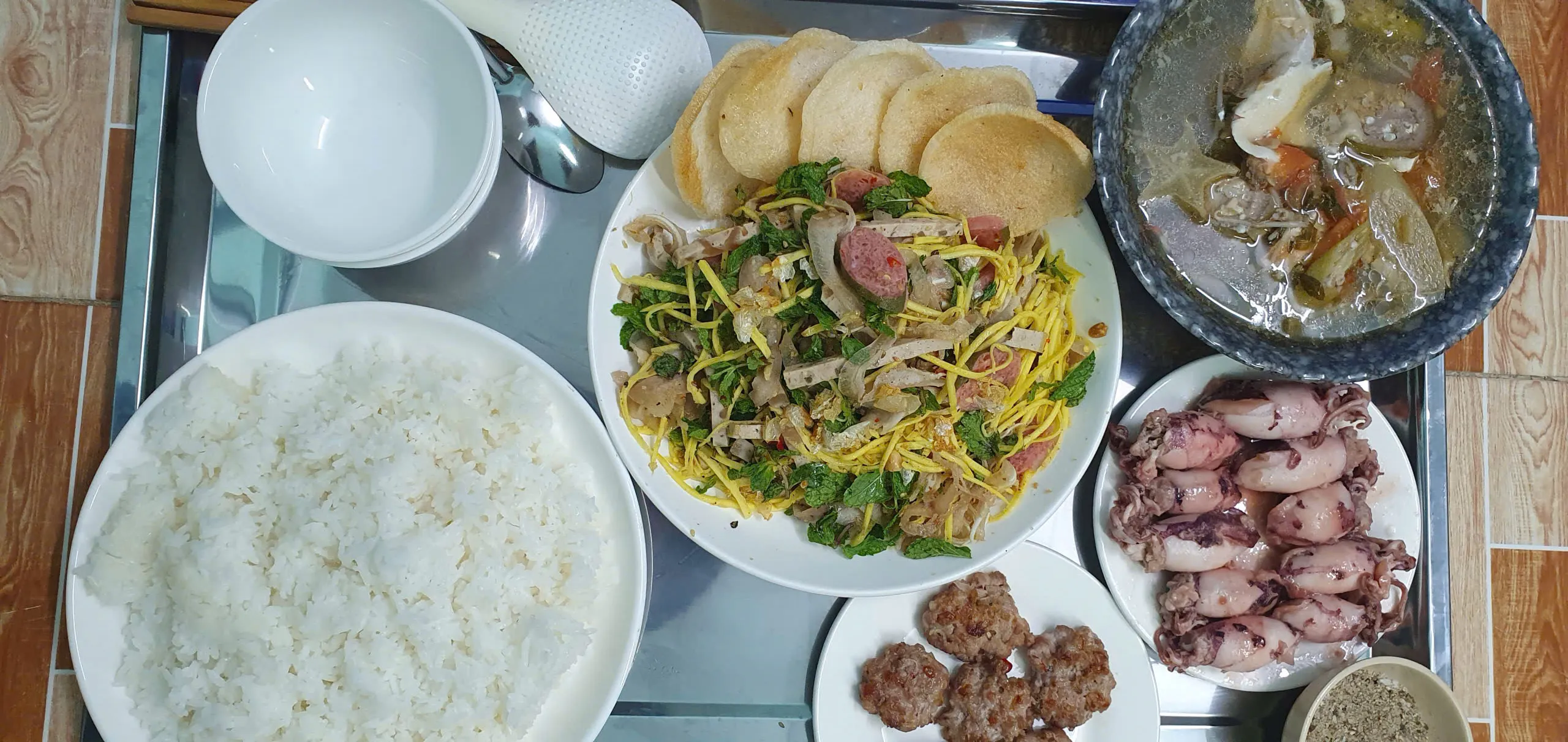 Mâm cơm với món tré trộn