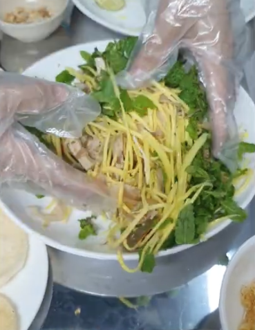 Trộn tré với chả bò, nem và xoài xanh
